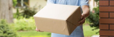 Sürpriz paket zaten kapılarına at olduğunu