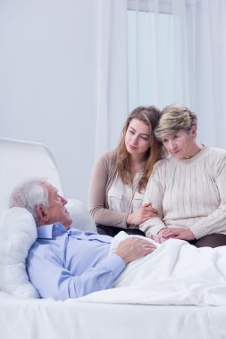 Bizimle eve geri yakında gidecek