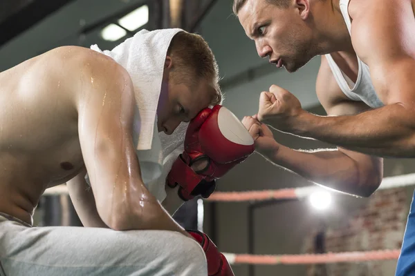 Instruktör undervisning boxare — Stockfoto