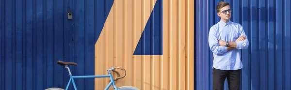 Man on garage background — Stock Photo, Image