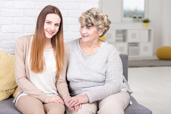 Orgogliosa nonna con la sua amata nipote — Foto Stock