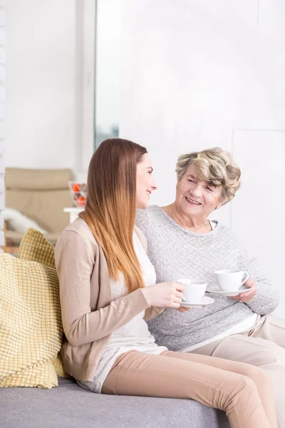 Rappelant de vieilles histoires de famille drôles — Photo