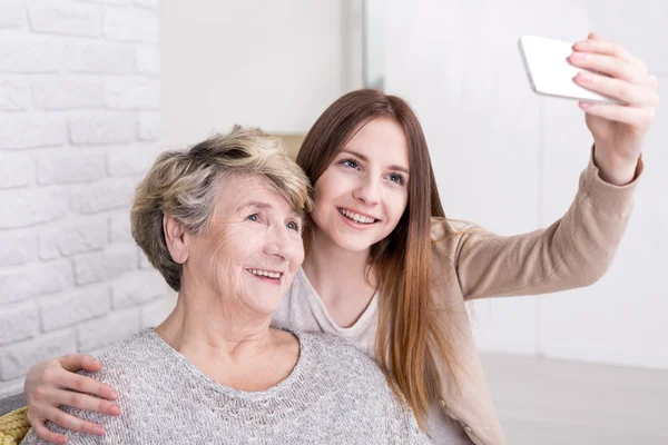 Getting the oldest family member on-line — Stock Photo, Image