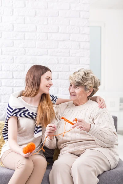 Unterstützung ihrer Oma bei ihrem Lieblingszeitvertreib — Stockfoto