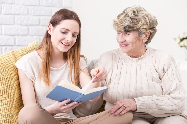 Condividere un buon pezzo di lettura con lei — Foto Stock