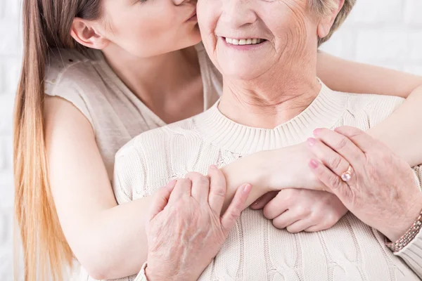 Dimostrare amore e sostegno per la sua amata nonna — Foto Stock