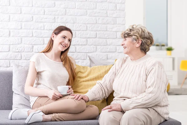 Tantas noticias para compartir con su abuela —  Fotos de Stock