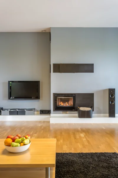 Tv sala de estar con chimenea idea — Foto de Stock