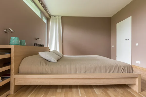 Schlafzimmer in hellen Brauntönen — Stockfoto