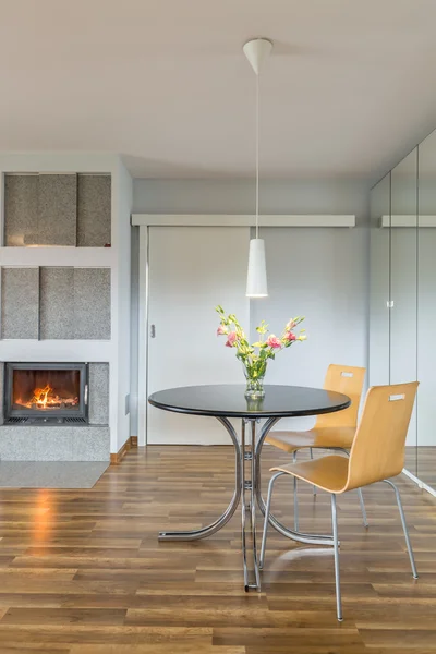 Interior del hogar con chimenea y mesa de té — Foto de Stock