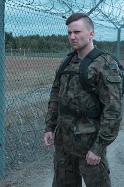 Düşman askeri alanda uyanık