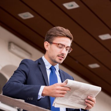 Bardaklarda çekici iş adamı 