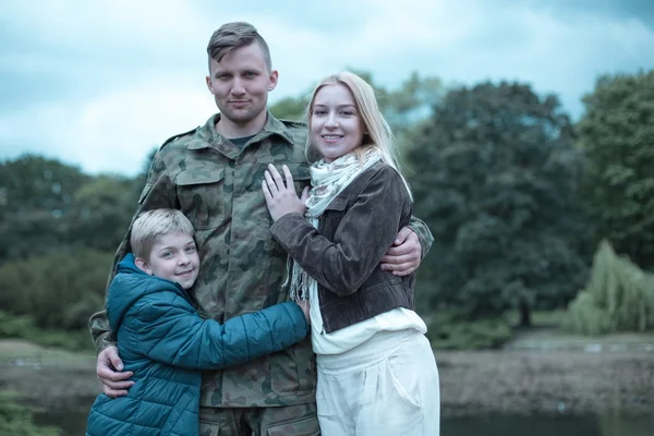 Jubel hans glada återvända hem — Stockfoto