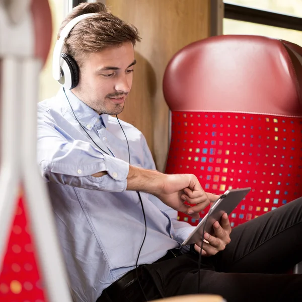 Om de afaceri ocazional în tren — Fotografie, imagine de stoc