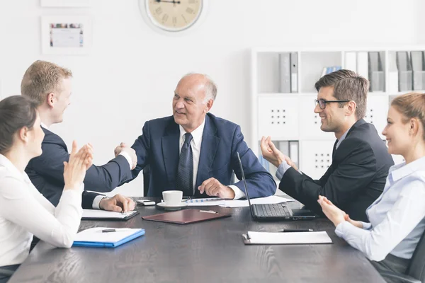 Celebrar un acuerdo importante con un apretón de manos — Foto de Stock