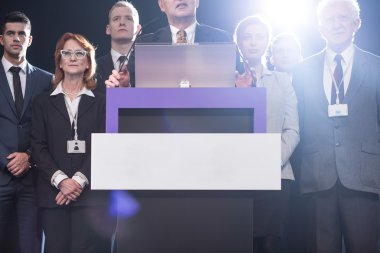 Medya konferansı platformda çevreleyen politikacılar