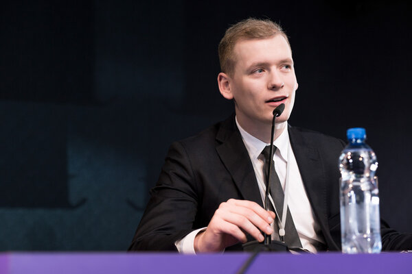 Элегантный человек во время пресс-конференции
