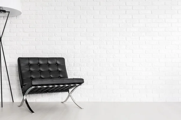 Assento lounge modernista em um interior pós-industrial — Fotografia de Stock