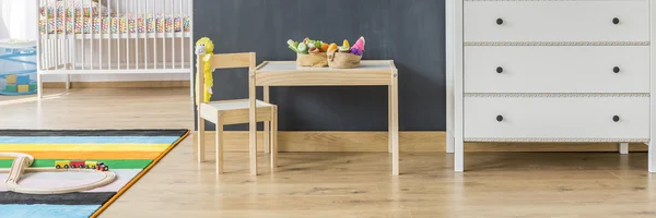 Barn bord och stol — Stockfoto