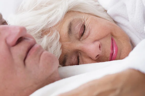 Couple dormir câlins — Photo