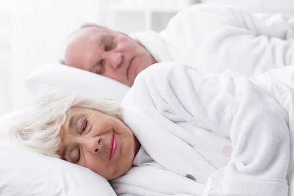 Starsze małżeństwo spanie — Zdjęcie stockowe