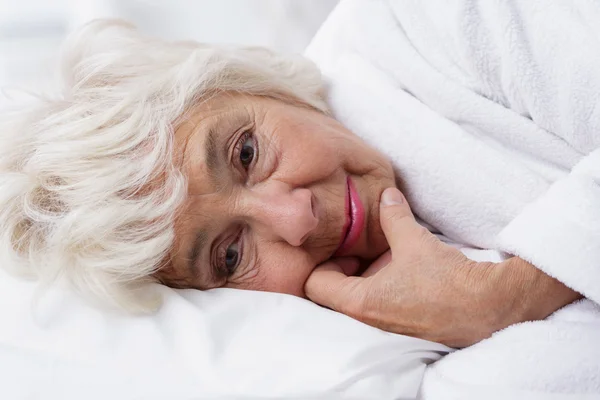 Frau denkt im Bett — Stockfoto