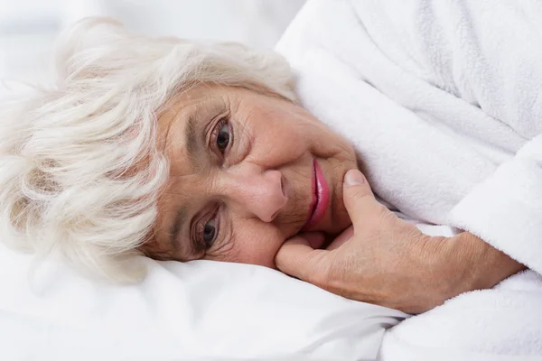 Mujer pensando en la cama — Foto de Stock