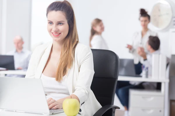 Donna incinta al lavoro — Foto Stock