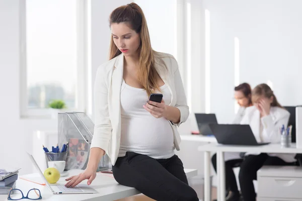 Schwangere Chefin bei der Arbeit — Stockfoto