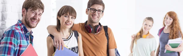 Nieuwe schooljaar met nieuwe vrienden — Stockfoto