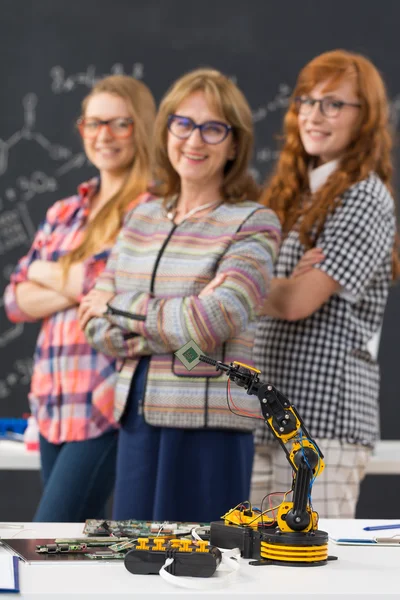 Forte equipe de cientistas do sexo feminino — Fotografia de Stock