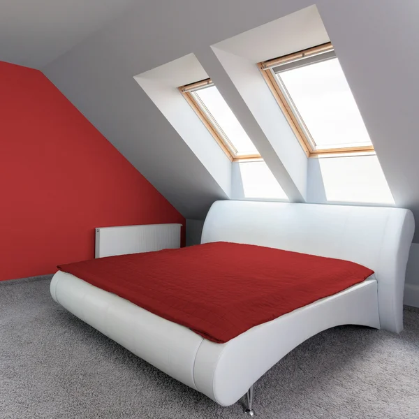 Vit och röd sovrum. — Stockfoto