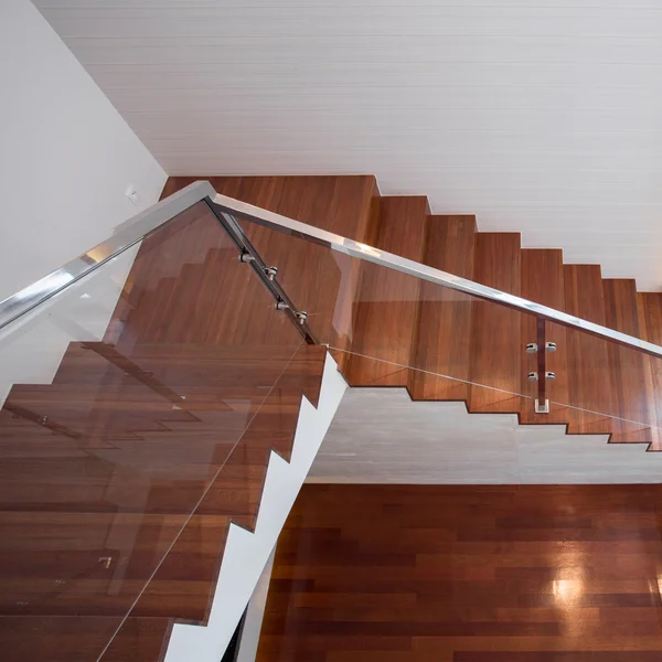 Treppen mit modernem Geländer. — Stockfoto