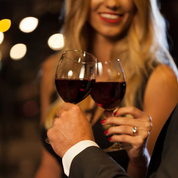 คู่รักดื่มไวน์หลังจากข้อเสนอ — ภาพถ่ายสต็อก