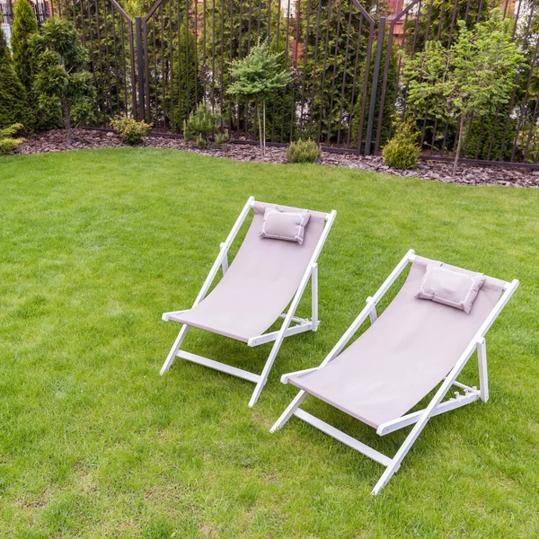 Ligstoelen in de tuin — Stockfoto