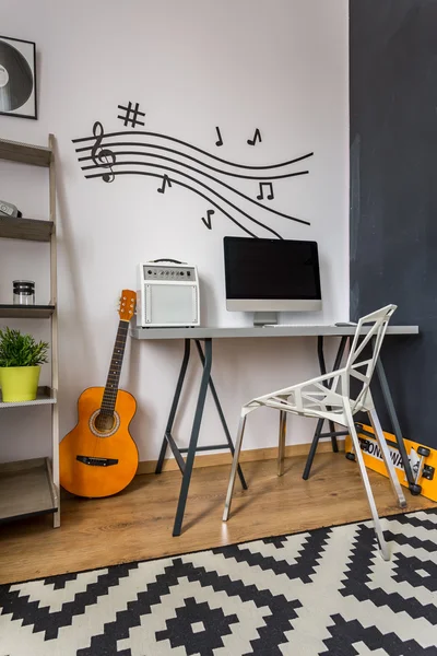 Toque de música en casa oficina — Foto de Stock