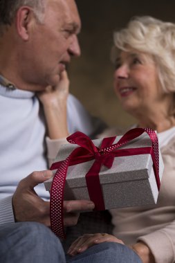 Bir hediye ile emekli insanlar