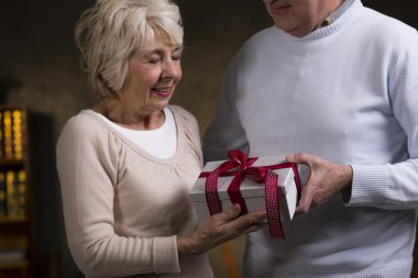 Bir hediye ile yaşlı çift