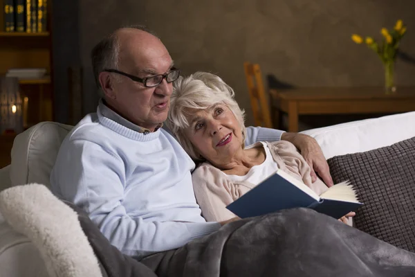 Pensionärer på soffan — Stockfoto