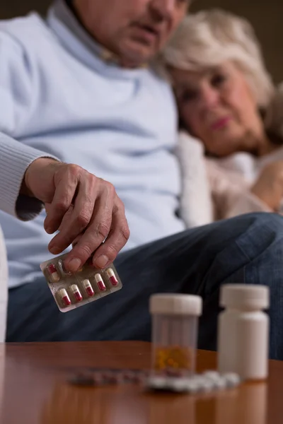 Senior przyjmowania tabletek — Zdjęcie stockowe