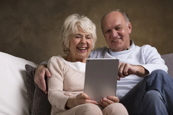 Anziani con tecnologia moderna — Foto Stock