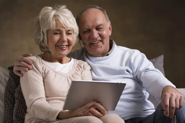 Счастливые пожилые люди — стоковое фото