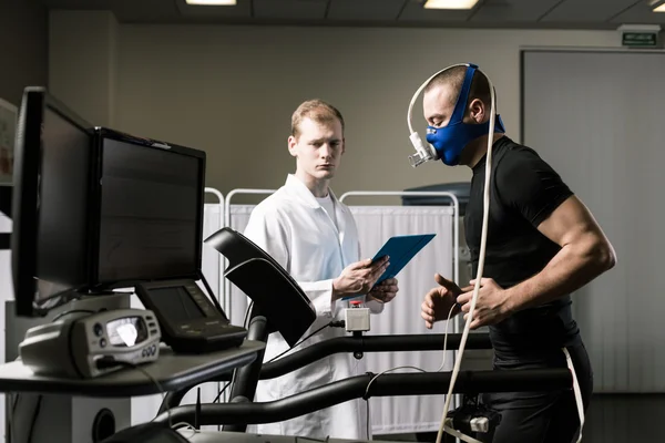 Performing a treadmill test — Stock Photo, Image