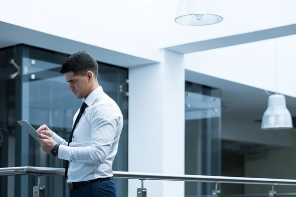 Utilizar la tecnología en tareas cotidianas — Foto de Stock