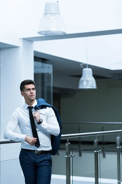 Representante de vendas em um prédio de escritórios — Fotografia de Stock