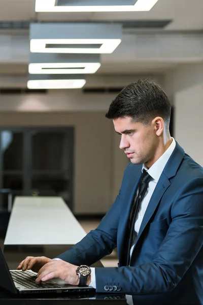 Consultor profissional que trabalha no escritório — Fotografia de Stock