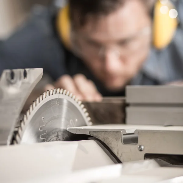 Hout zagen gebruikt door professionele — Stockfoto