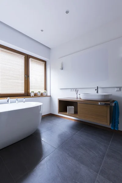 Salle de bain pleine de lumière — Photo