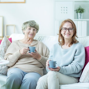 Kadın yaşlı annesi ile