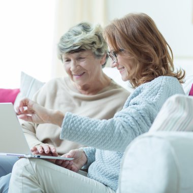 Tür bakıcı öğretim yaşlı kadın